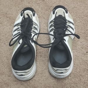Black and white tennis shoes